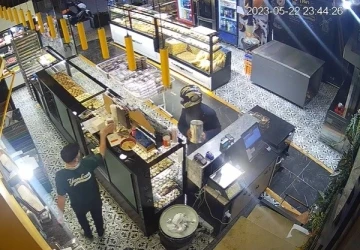 Fırından sadaka kutusu &ccedil;alan kasklı hırsız kamerada
