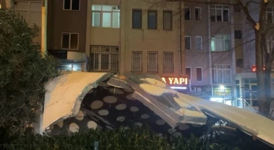 Fırtına nedeniyle Beylikd&uuml;z&uuml;'nde 15 katlı binanın dış cephesi u&ccedil;tu