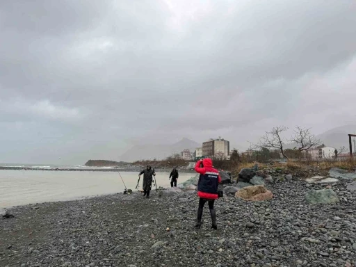 Fırtına nedeniyle par&ccedil;alanan kafesten ka&ccedil;an somonları yasadışı y&ouml;ntemlerle avlayanlara ceza
