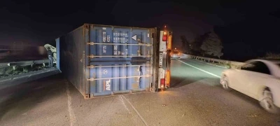 Fırtına nedeniyle tırlar devrildi