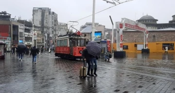 Fırtına Taksim&rsquo;de vatandaşlara zor anlar yaşattı
