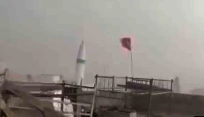 Fırtınada minarenin yıkılma anı kamerada

