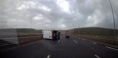 Fırtınada seyir halindeki kamyonet devrildi