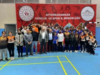 Floor Curling m&uuml;sabakalarında gen&ccedil;ler kıyasıya yarıştı

