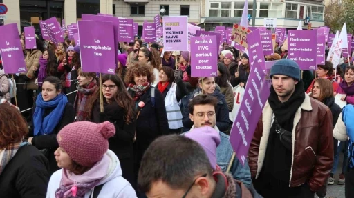 Fransa&rsquo;da binlerce kişi &ldquo;kadına y&ouml;nelik şiddete karşı&rdquo; y&uuml;r&uuml;d&uuml;
