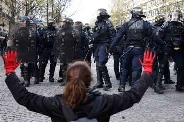 Fransa&rsquo;da emeklilik reformuna karşı sokaklar yine karıştı
