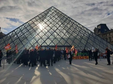 Fransa&rsquo;da protestocular Louvre M&uuml;zesi&rsquo;nin girişini kapattı
