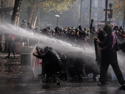 Fransa'da protestolar ile birlikte g&ouml;zaltı sayısı da b&uuml;y&uuml;yor!