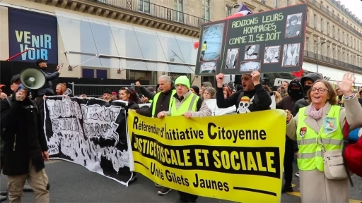 Fransa&rsquo;da sarı yeleklilerden 6. yıl y&uuml;r&uuml;y&uuml;ş&uuml;: "Macron istifa" sloganları atıldı
