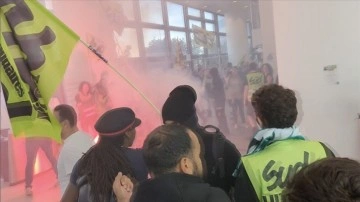 Fransa'da demiryolu &ccedil;alışanları Ekolojik D&ouml;n&uuml;ş&uuml;m Bakanlığının binasını bastı