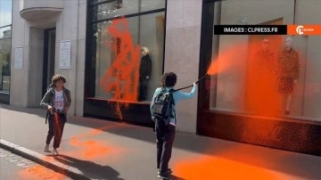 Fransa'da iklim aktivistleri, Paris Moda Haftası'na hazırlanan &uuml;nl&uuml; markanın mağazasını he