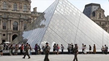 Fransızlar, Macron'un sosyal ağlara erişimi kesme girişimini ifade &ouml;zg&uuml;rl&uuml;ğ&uuml;ne aykırı buluyor