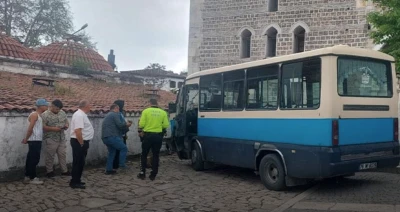 Freni boşalan dolmuş tarihi &ccedil;arşıda dehşet sa&ccedil;tı