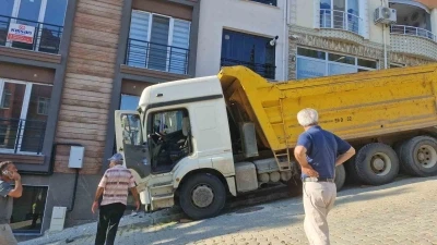 Freni boşalan kamyon eve &ccedil;arptı