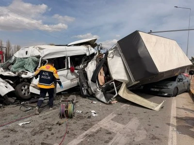Freni boşalan kamyon, kırmızı ışıkta duran otomobil ve minib&uuml;se &ccedil;arptı: 5 yaralı
