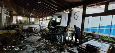 Freni boşalan kamyon, restorana girdi