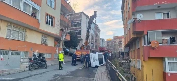 Freni boşalan minib&uuml;s &ccedil;ocuğa &ccedil;arpıp apartman boşluğuna u&ccedil;tu: K&uuml;&ccedil;&uuml;k &ccedil;ocuk hayatını kaybetti
