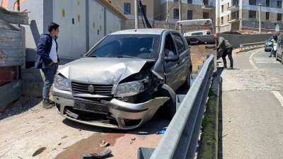 Freni boşalan otomobil trafik ışıklarında bekleyen araca &ccedil;arptı: 5 yaralı
