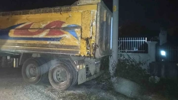 Freni boşalan park halindeki kamyon elektrik direğine &ccedil;arptı
