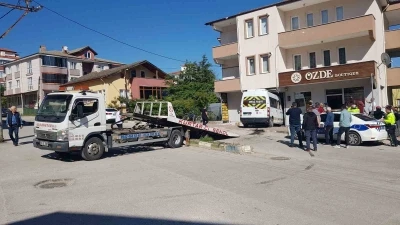 Frenleri tutmayan &ouml;ğrenci servisi iş yerine daldı: Faciadan d&ouml;n&uuml;ld&uuml;
