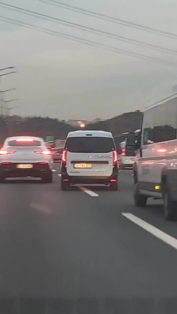 FSM K&ouml;pr&uuml;s&uuml; yolunda art arda makas atarak ilerleyen ara&ccedil; kamerada
