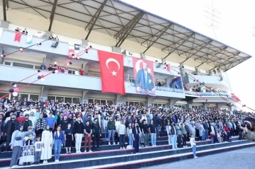 F&Uuml; &ouml;ğrencileri hipodromda mini konser verdi
