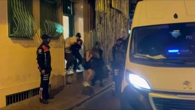 Fuhuş baskını: 27 g&ouml;zaltı