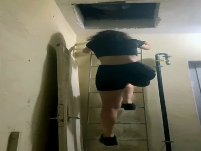 Fuhuş baskınında &ccedil;atı katından &ccedil;ıktılar