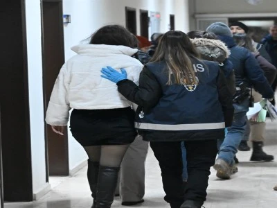 Fuhuş operasyonunda &ccedil;ok sayıda kişi yakalandı 
