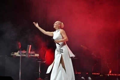 Funda Arar en g&uuml;zel şarkılarıyla Karacabey'de sahne aldı 