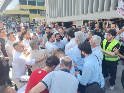 Furkan Vakfı'nın dernek binası m&uuml;h&uuml;rlendikten sonra Ankara'da gergin anlar