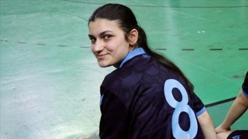 Futbolcu Selin, beynindeki damar yumağından kurtulup sahalara d&ouml;nd&uuml;