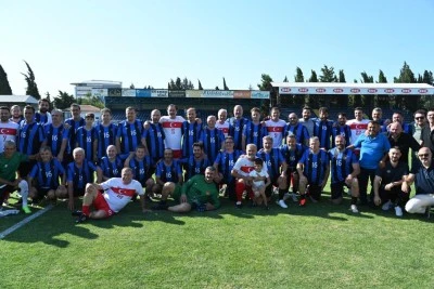 Futbolun efsaneleri Karacabey i&ccedil;in sahaya &ccedil;ıktı