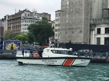 Galata K&ouml;pr&uuml;s&uuml;&rsquo;nde dalgı&ccedil;larla hayalet ağ temizliği yapıldı

