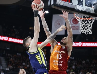 Galatasaray evinde Fenerbah&ccedil;e'ye kaybetti