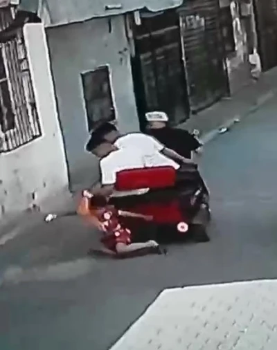 Galatasaray formalı &ccedil;ocuğu s&uuml;r&uuml;klediler, "Şaka" savunması yaptılar
