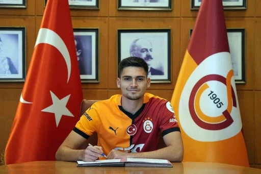 Galatasaray, iki gen&ccedil; futbolcunun s&ouml;zleşmesini uzattı
