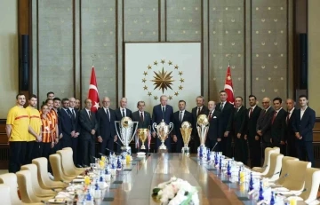Galatasaray&rsquo;ın şampiyon takımlarından Cumhurbaşkanı Erdoğan&rsquo;a ziyaret
