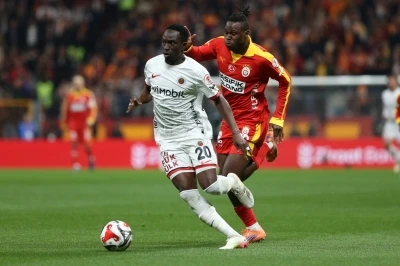Galatasaray  kendi sahasında Gen&ccedil;lerbirliği'ne 2-0 yenildi