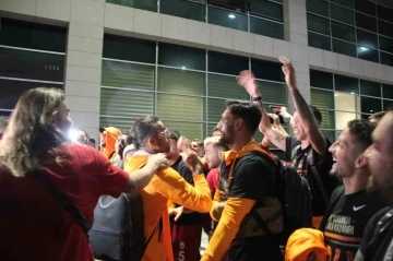 Galatasaray, Konya Havalimanı&rsquo;nda taraftarları ile şampiyonluğu kutladı
