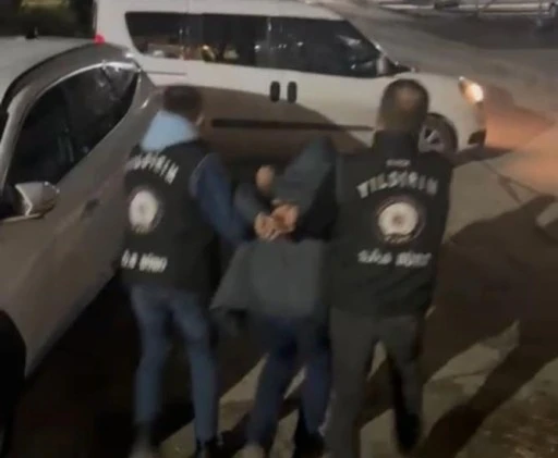 Bursa'da 22 yıl hapis cezası bulunan ş&uuml;pheli ma&ccedil; izlerken yakalandı