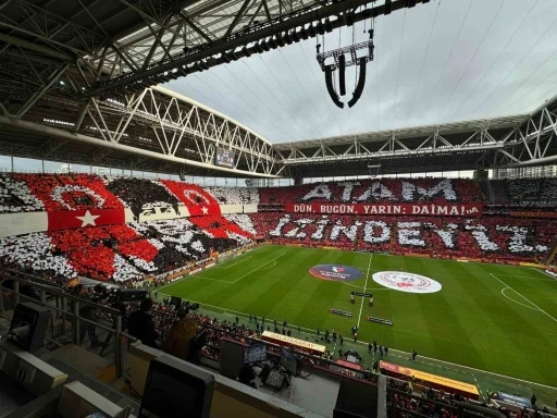 Galatasaray taraftarından, Mustafa Kemal Atat&uuml;rk i&ccedil;in koreografi
