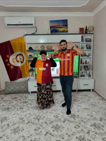 Galatasaray tutkunu Kadriye Nine ve ailesi sosyal medyada b&uuml;y&uuml;k ilgi g&ouml;r&uuml;yor
