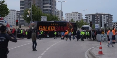 Galatasaray ve Trabzonspor kafileleri Gaziantep Stadyumu&rsquo;nda
