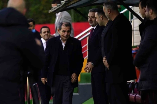 Galatasaray y&ouml;netimi tam kadro antrenmanı takip etti
