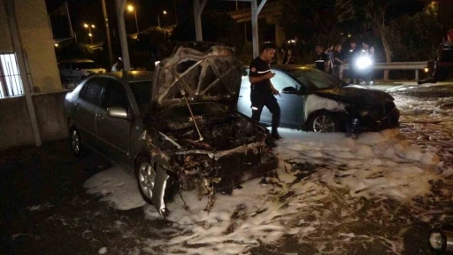 Galerinin &ouml;n&uuml;ndeki ara&ccedil;ları kundakladılar
