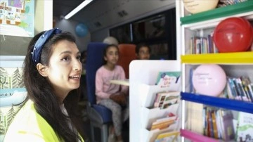 Gamze &ouml;ğretmen kayıplarının acısını dindirebilmek i&ccedil;in Kırıkhan'da &ccedil;ocuklara İngilizce &ouml;ğretiyo