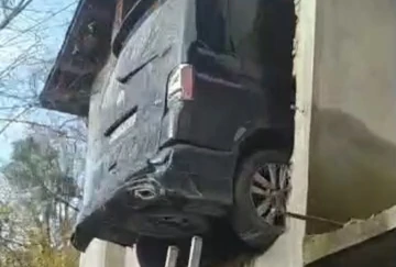 Garaj toprak altında kaldı, ara&ccedil; metrelerce y&uuml;ksekten d&uuml;şmekten kurtuldu
