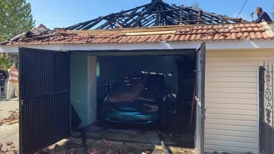 Garajın &ccedil;atısında korkutan yangın
