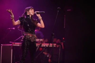 Gaye Su Akyol y&uuml;ksek enerjisiyle Bursa'da sahne aldı